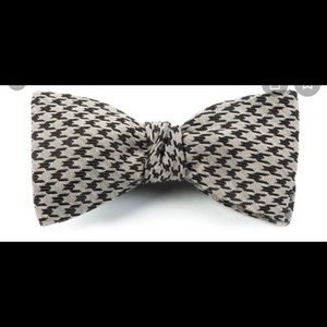 Tie bar bow tie white wash houndstooth